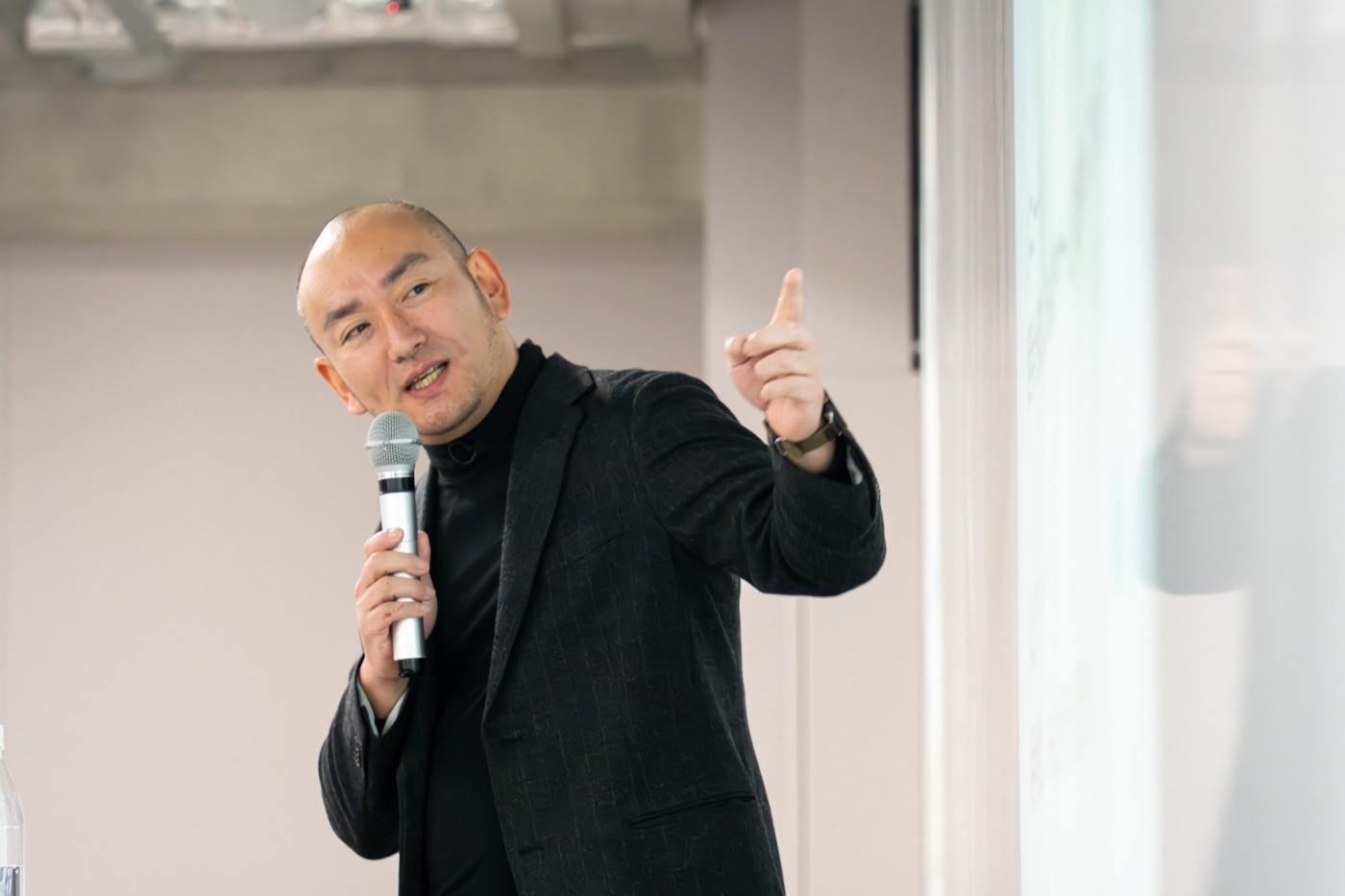 セミナーで登壇する以西裕介（経営者向け情報誌『プログレス』2026年4月号 寄稿）